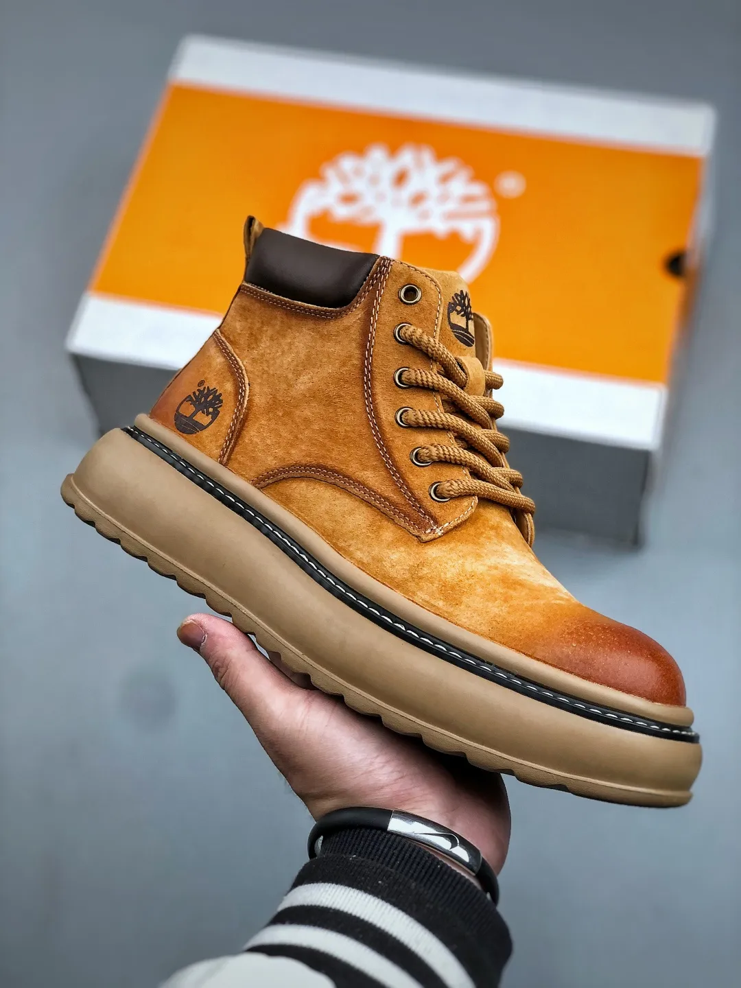 Welfare special offer 💰480 Timberland Timberland new autumn and winter products must-have outdoor casual rhubarb boots series in autumn and winter #Guangdong Dachang quality original box original packaging fashionable and trendy matching The fabric is made of Italian 🇮🇹 top-grade frosted fine-grained cowhide lightweight outsole with anti-odor and anti-corrosion genuine leather latex insoles The outsole and hardware are all made from OEM raw materials Same as the original Goodyear glue process Good products do not kill pigs The quality of the first order is strictly controlled. Exclusively launched on the entire network. The quality is beyond doubt. The whole set is packaged in the same official website to give you a perfect wearing experience. The quality is exquisite and durable. A must-have for sportsmen. Specially designed to handle whether it is handsome or not. High-quality and first-class foot feel. This winter, it is specially used for cold protection and outdoor use. It can be matched casually in daily life. Size: 38-44 (leather shoe size)